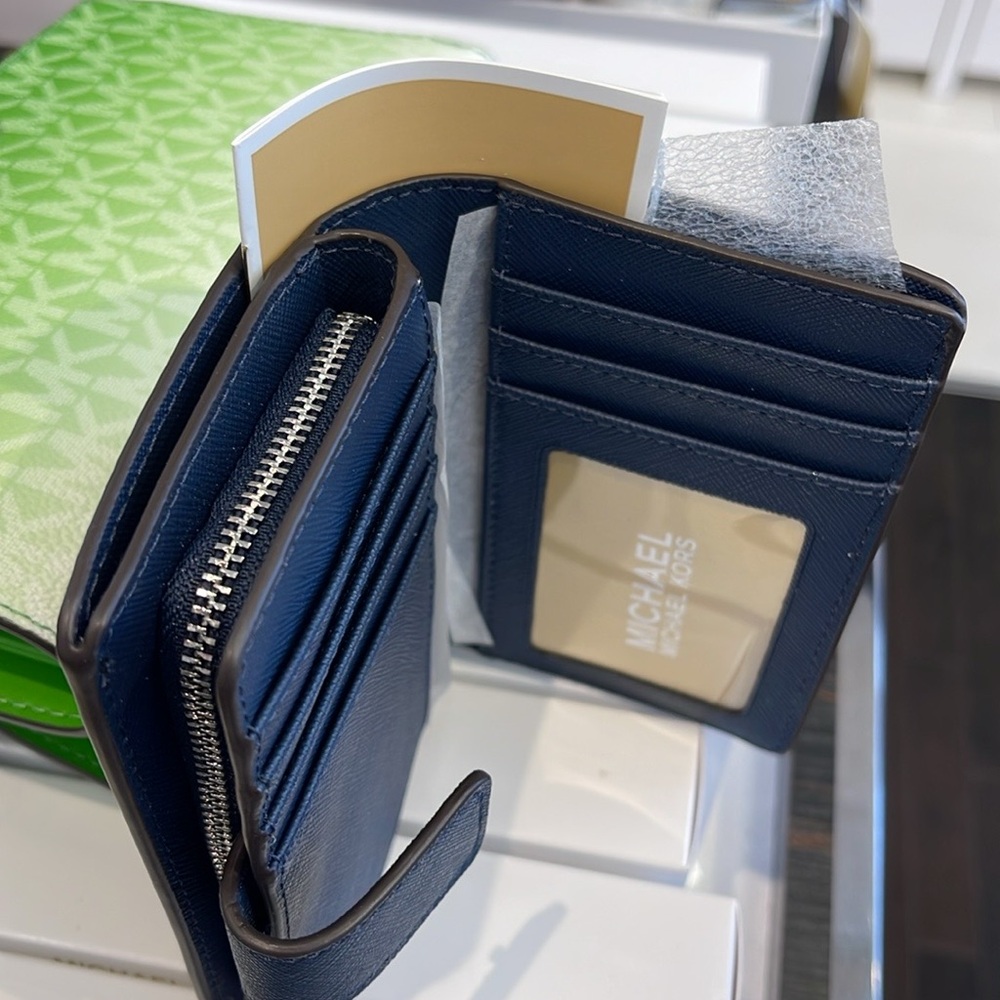 Michael Medium Crossgrain Leather Bifold Wallet
Navy
NWT - Picture 7 of 16